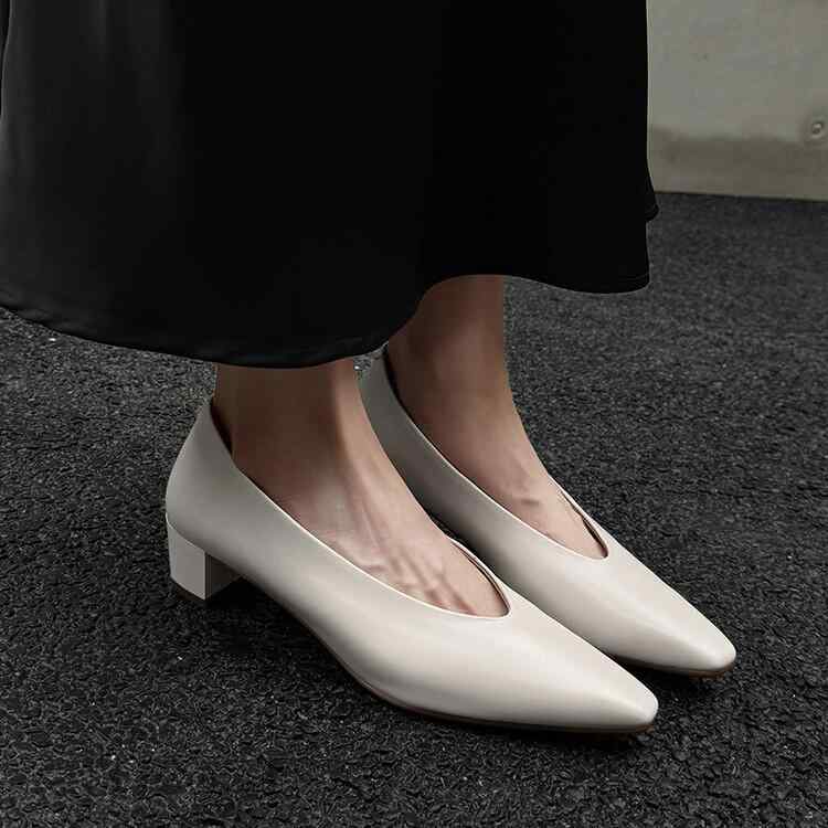 パンプス レディース 一方ならずない チャンキーヒール 太踵 置き目踵 ポインテッドトゥ 歩き分かりやすい 走れる 疲れにくい 甲浅 スリッポン 亭主もち靴 シューズ 履き分かりやすい 心地よい 好いたらしいめ 雅びやか 好いたらしい 美脚 通い 御勤め 普段履き 歳月 ベージュ