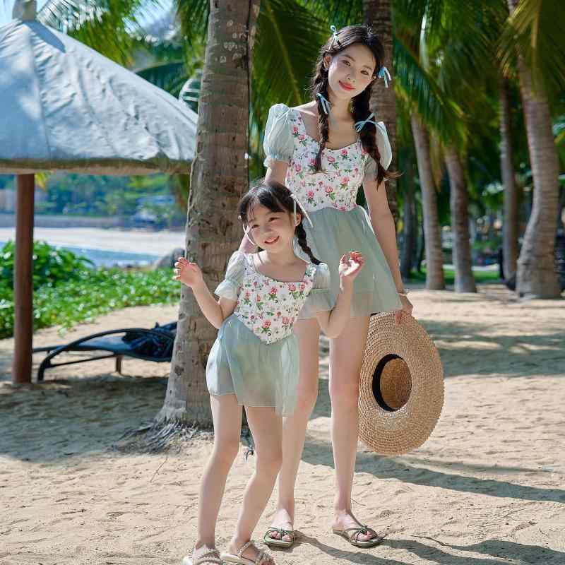 女児 水着 親子 母娘 一体型 スカート スタイル かわいい プリンセス デザイン ビーチ 用 夏 ビーチウェア おしゃれ 女の子 洋服 風 泳ぎやすい 軽量 速乾 素材(x2)
