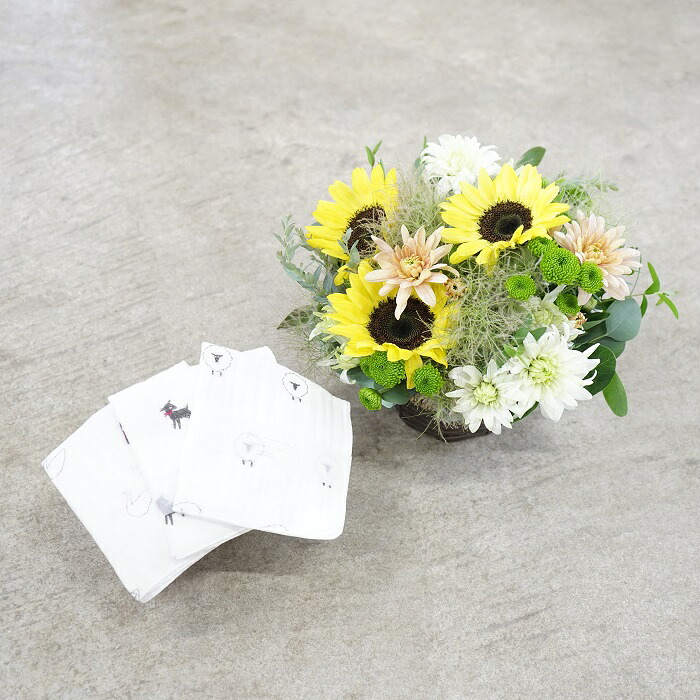 早割実施中 6月12日まで 完全お任せ商品 マムと季節のお花のアレンジメントとガーゼハンカチのギフトセット 送料無料 限定品 父の日に贈る