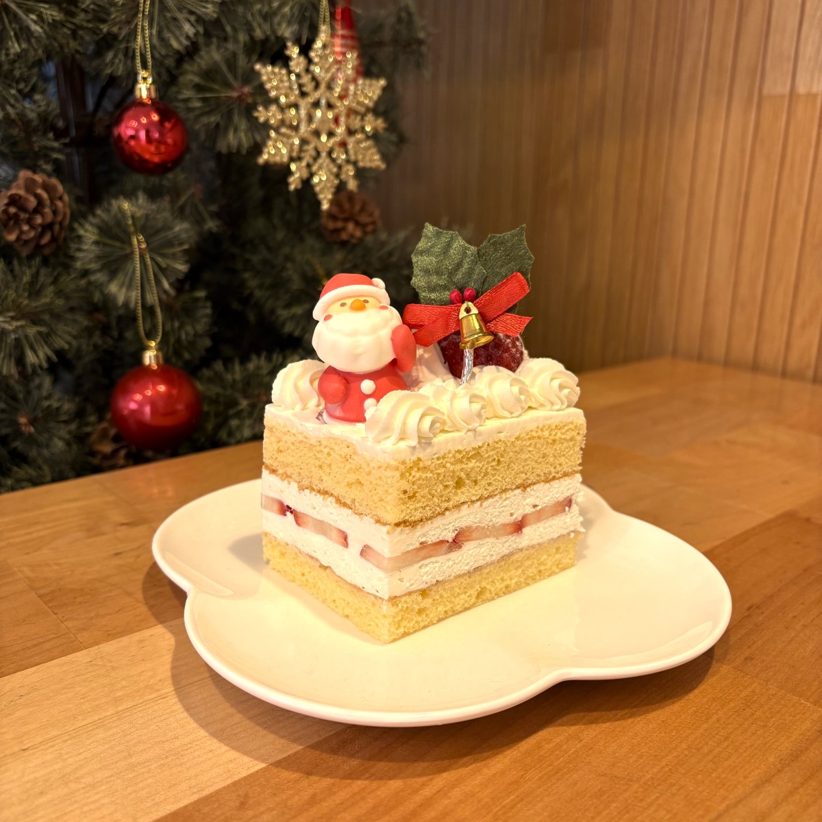楽天市場 クリスマスケーキ 飾り オーナメント Fx 6 クリスマスベルがついた緑のヒイラギ 10本入 てづくり 手芸 ファミリアミア