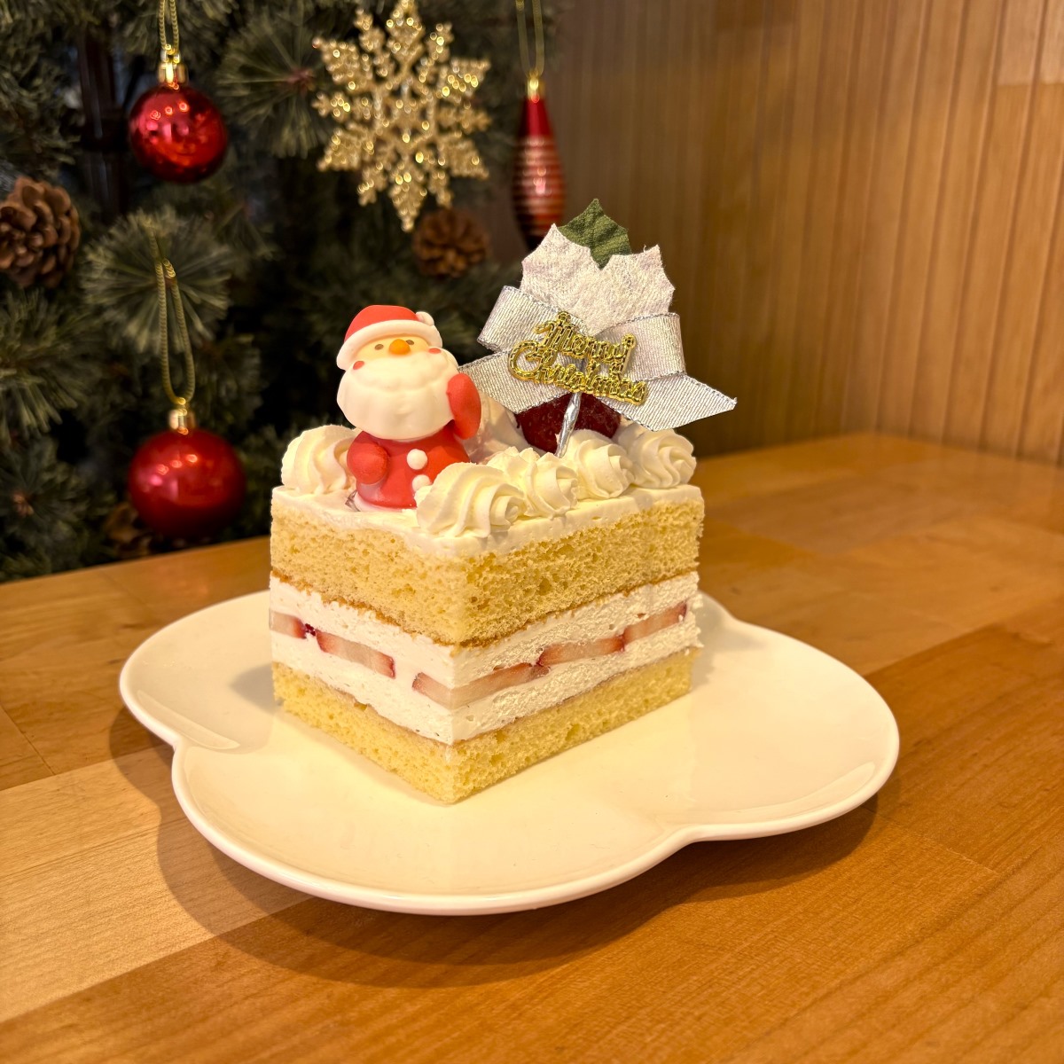 楽天市場 クリスマスケーキ 飾り オーナメント Fx 10 シルエットが美しい白と緑のヒイラギ 10本入 てづくり 手芸 ファミリアミア