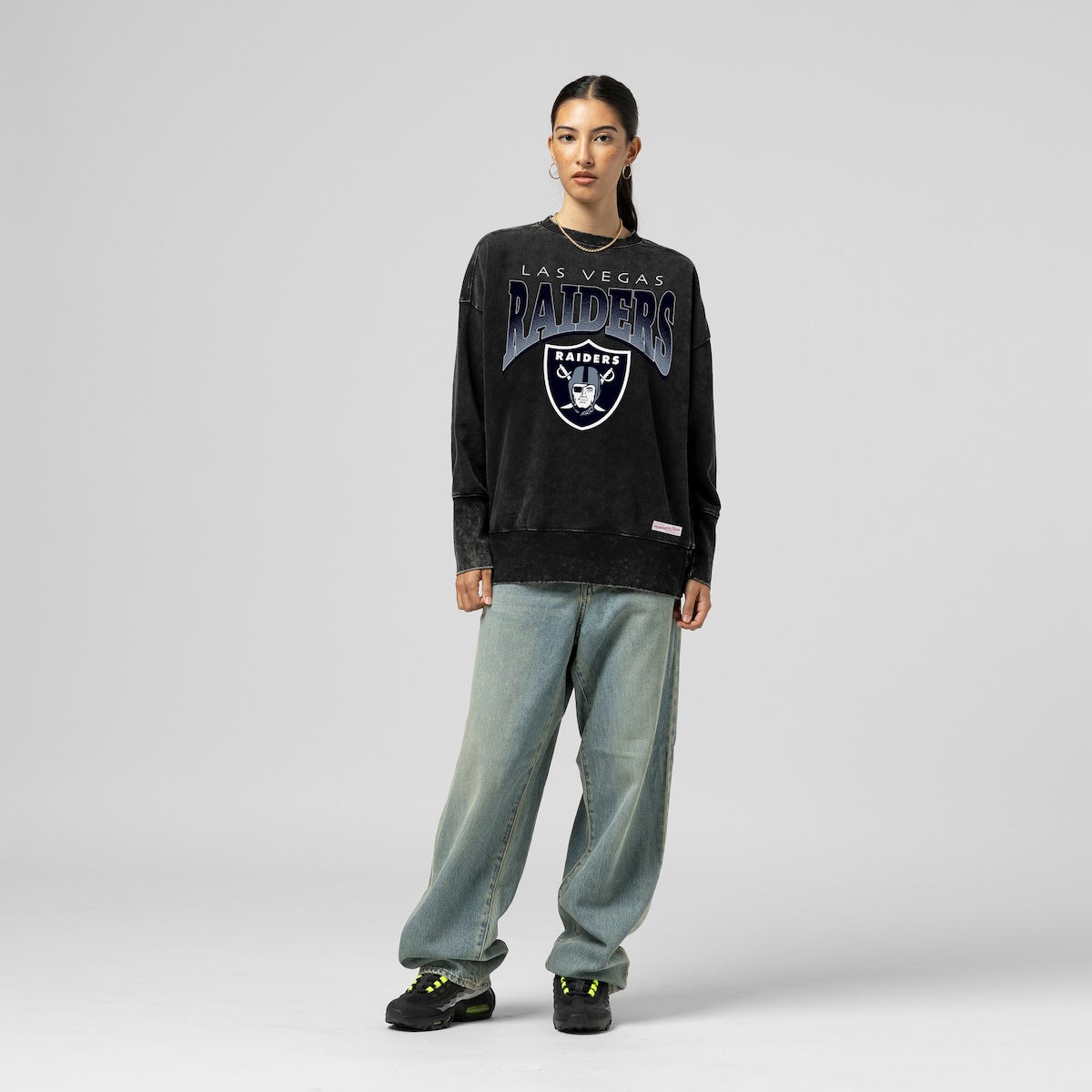 【公式グッズ】NFL レイダース トレーナー Mitchell & Ness/ミッチェル＆ネス レディース ブラック (NFL Womens Delineate Mineral Wash BLK Crew - R)