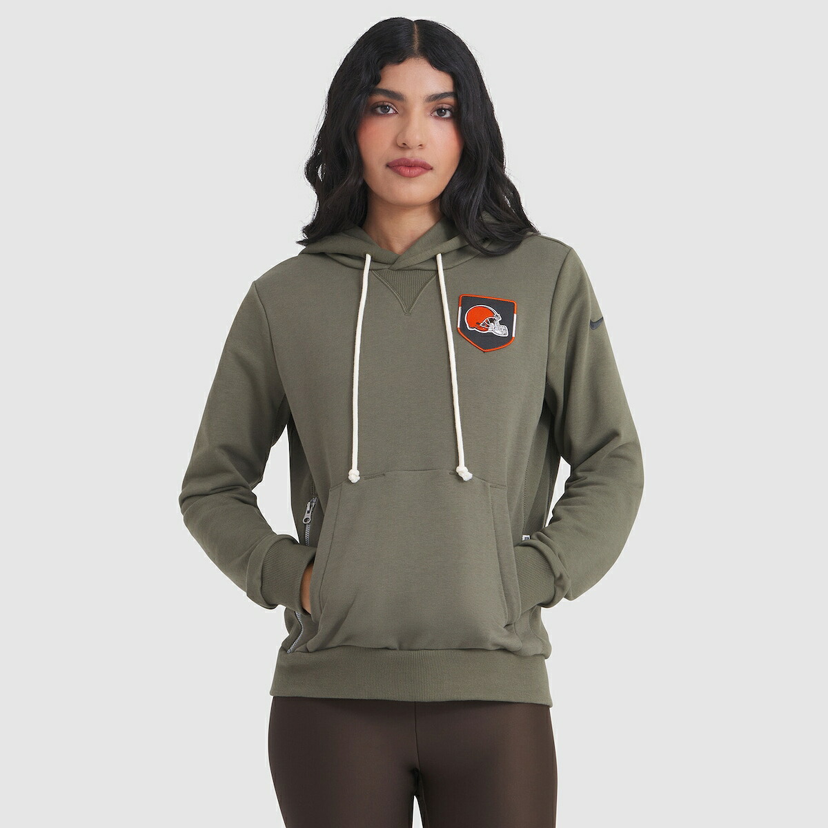 【公式グッズ】NFL ブラウンズ パーカー Nike/ナイキ レディース オリーブ (25 Women's Nike Salute to Service Sideline Dri-Fit Hoodie)