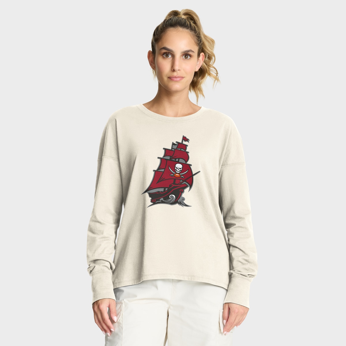 【公式グッズ】NFL バッカニアーズ 長袖 Tシャツ Fanatics/ファナティクス レディース クリーム (NFL Womens Dove Legacy LST - R)
