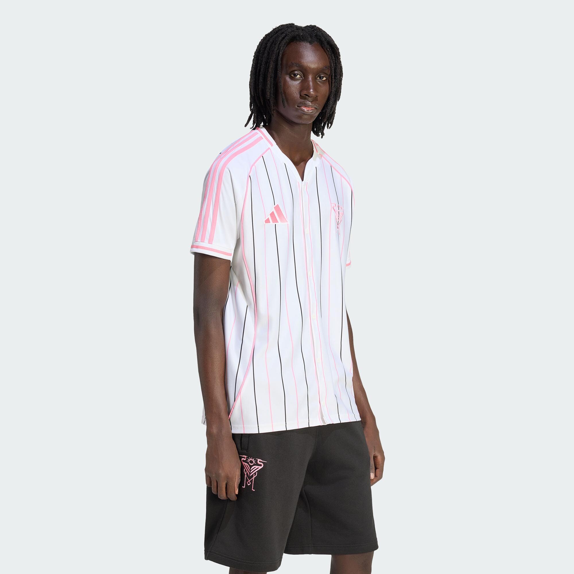 【公式グッズ】MLS インテルマイアミCF Tシャツ アディダス オリジナルス メンズ ホワイト (ADI Men's S26 Inter Miami CF Baseball Shirt)｜Fanatics公式ストア 店