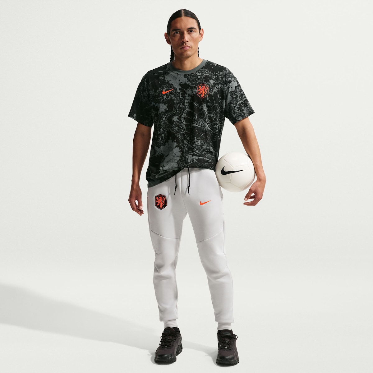 【公式グッズ】NATIONAL TEAM オランダ代表 Tシャツ Nike/ナイキ メンズ グレイ (NIK SU26 Men's AOP SS Tee)