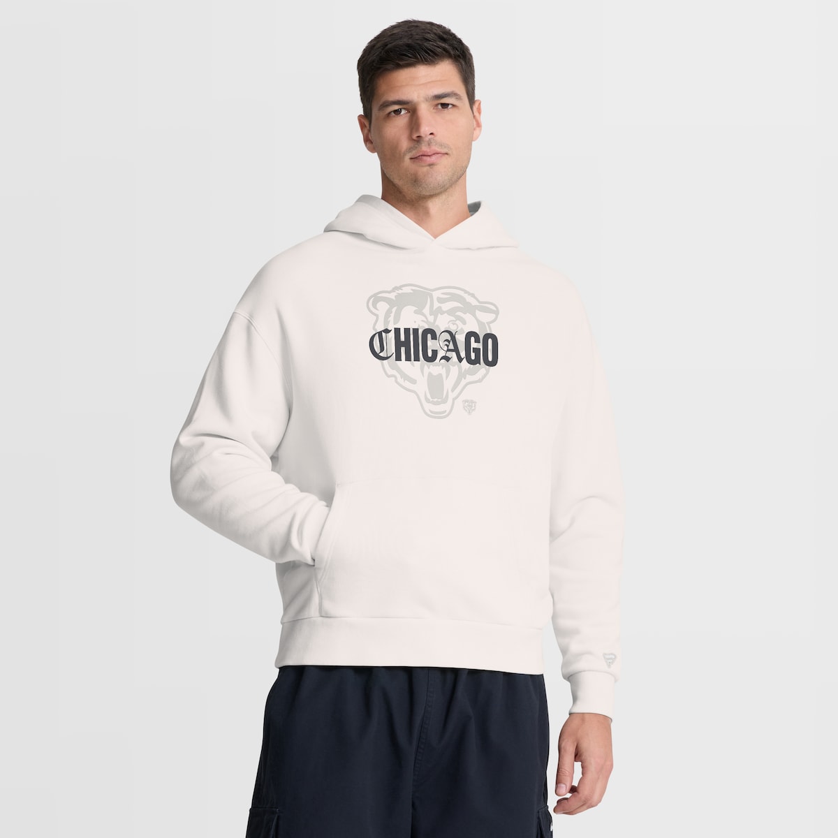 【公式グッズ】NFL ベアーズ パーカー Fanatics/ファナティクス メンズ クリーム (MENS TYPE PLAY LOCATION LONG SLEEVE FRENCH TERRY HOOD)|Fanatics公式ストア 店