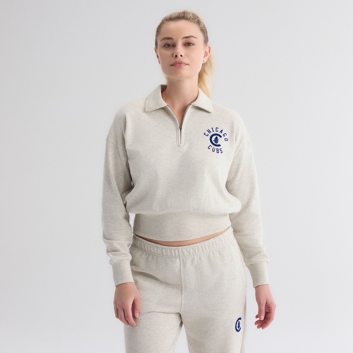 【公式グッズ】MLB カブス プルオーバー Fanatics/ファナティクス レディース オートミール (MLB Women's FANATICS AGILE LS SIDELINE TERRY QUARTERZIP SWEATSHIRT SUM26)｜Fanatics公式ストア 店