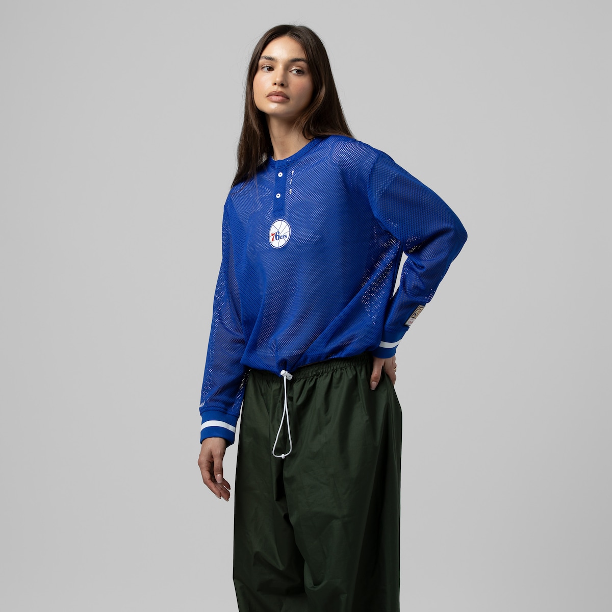 【公式グッズ】NBA 76ers 長袖 Tシャツ Mitchell & Ness/ミッチェル&ネス レディース ロイヤルブルー (SP26 NBA WOMEN'S CROPPED LS MESH HENLEY)|Fanatics公式ストア 店