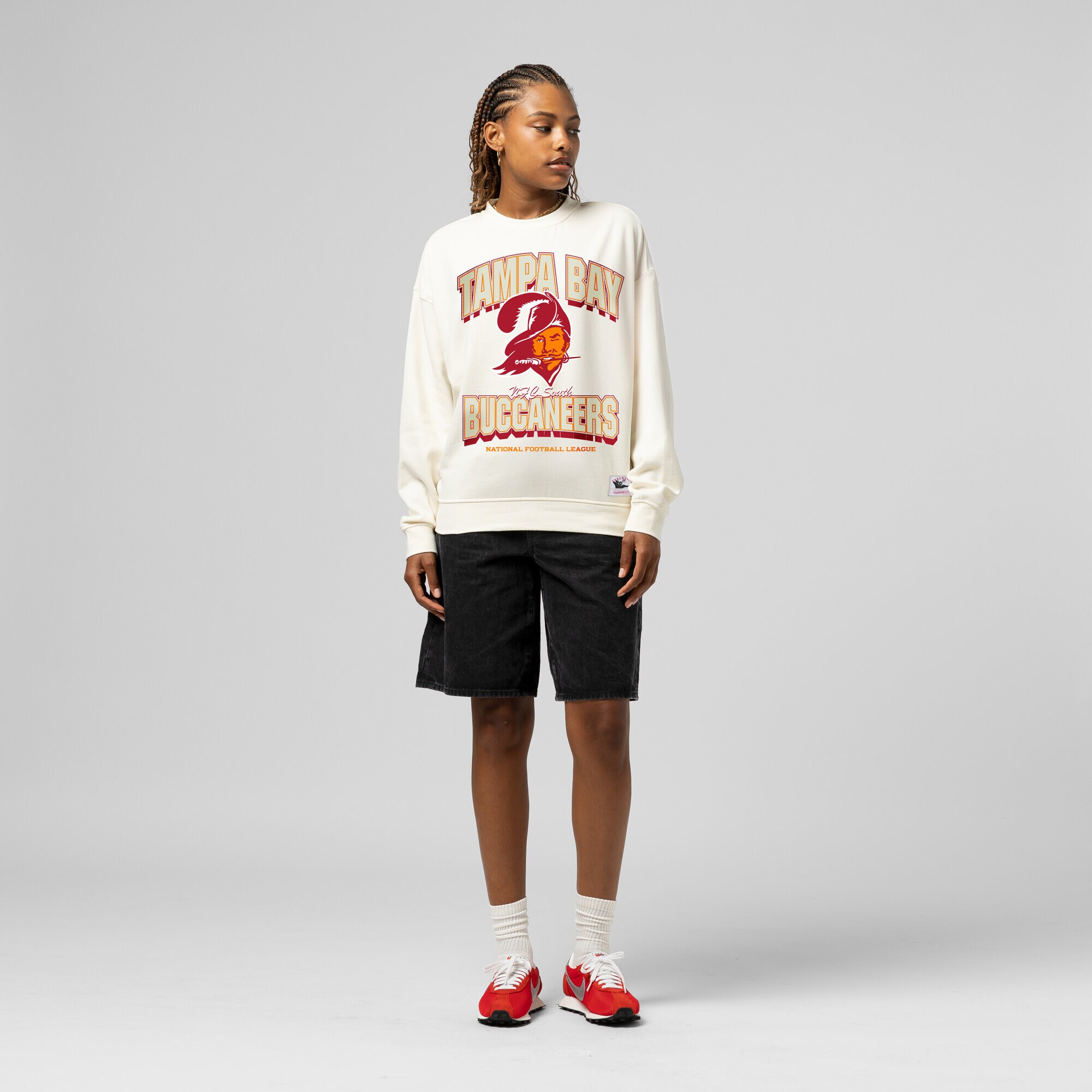 【公式グッズ】NFL バッカニアーズ トレーナー Mitchell & Ness/ミッチェル＆ネス レディース クリーム (NFL Womens MNC Tonal Arch Crew - R)｜Fanatics公式ストア 店
