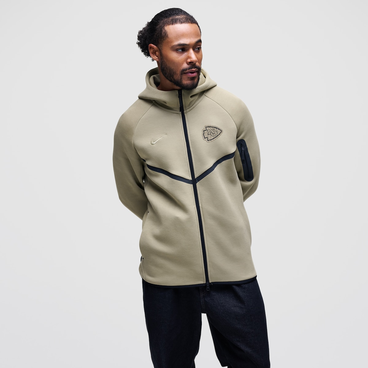 【公式グッズ】NFL チーフス フリース パーカー Nike/ナイキ メンズ オリーブ (Men's Nike Tech Full-Zip Windrunner Hoodie)｜Fanatics公式ストア 店
