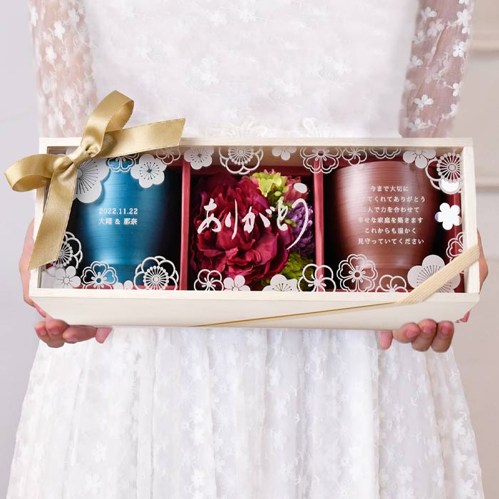 楽天市場 入籍結婚で両親に贈るプレゼント 名入れアクリル木箱フリーカップフラワー 洋 リボンゴム付 両親へのプレゼント 家族婚 少人数婚 なし婚 結ギフト 結婚式 両親贈呈品 初任給 記念日ギフト 結婚式ウェディングギフトファルベ