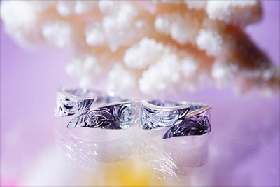 スクロール(波)彫り リーフ(葉)モチーフ・ツインフレームデザイン プラチナ仕上げ メンズ&レディース ハワイアンジュエリー シルバー925 ペアリング【リング幅/6mm】