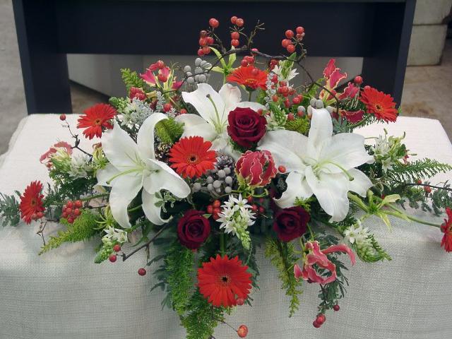 楽天市場 カサブランカ 赤バラ グロリオサなどのメインテーブル装花 生花 フラワーショップ ファーナム