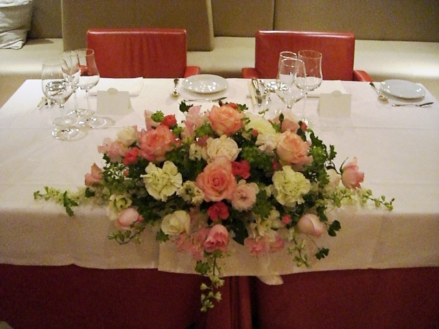 楽天市場 ピンク 白などメインテーブル装花 ｍサイズ 生花 フラワーショップ ファーナム