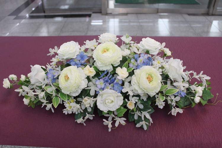 楽天市場 メインテーブル装花 高砂装花 造花 白にブルー少し ｍサイズ フラワーショップ ファーナム