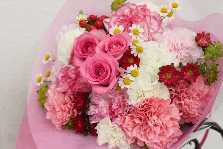 楽天市場 ピンクバラ カーネーション 実もの 小花等のブーケタイプ花束 フラワーショップ ファーナム