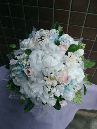 造花 花 観葉植物ラウンドブーケ 白薔薇メイン淡い色合い フラワーショップ ファーナム