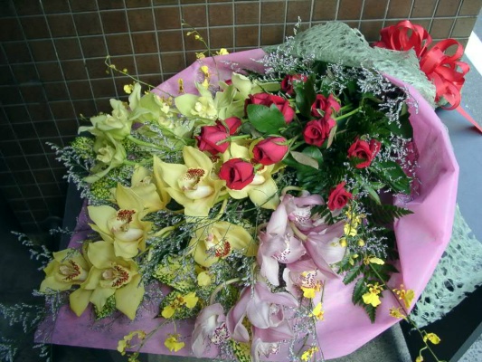 蘭と真赤な薔薇の花束｜フラワーショップ　ファーナム