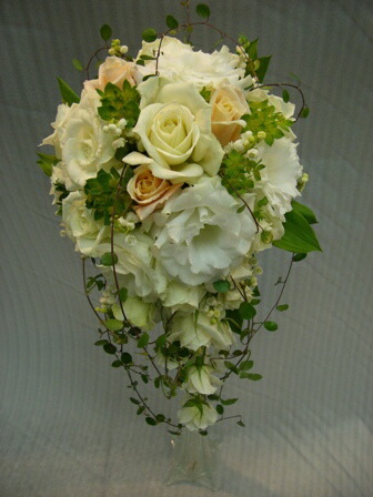 楽天市場】白ユリ、白バラロングキャスケードブーケ【smtb-tk