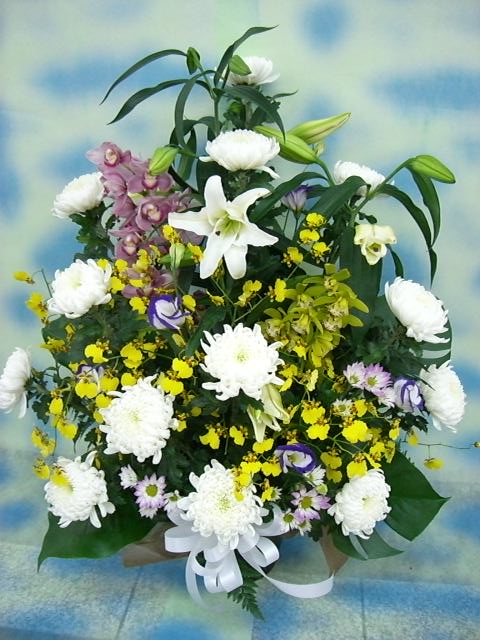 カサブランカと蘭のお供えかご花