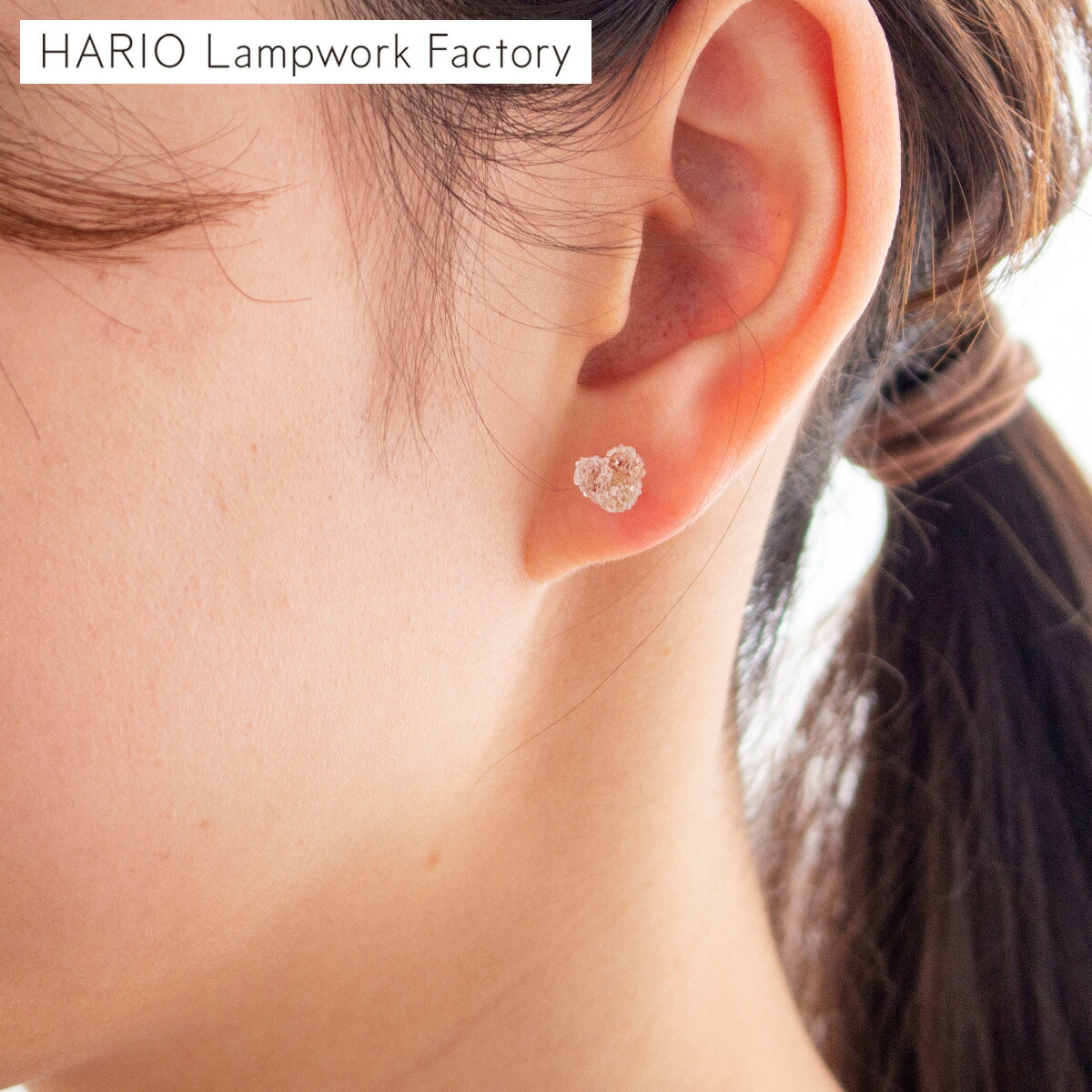 ハリオ ピアス シュクレ クール ハート型 ホワイト ガラス製 日本製 手作り HARIO Lampwork Factory プチサイズ 上品 大人可愛い おしゃれ シンプル レディース アクセサリー ギフト 箱入り 真鍮 ゴールド
