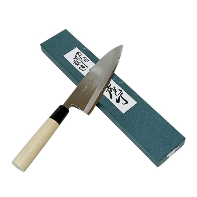 【送料無料】 越前数馬作　青二鋼　出刃包丁　180mm　水牛桂柄付　　625593　202506