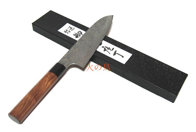 【送料無料】越前数馬作　粉末ハイス鋼 31層ダマスカス　龍神　三徳包丁180mm　寿檀八角柄付　　620571　201906｜日用品卸問屋　火の鳥