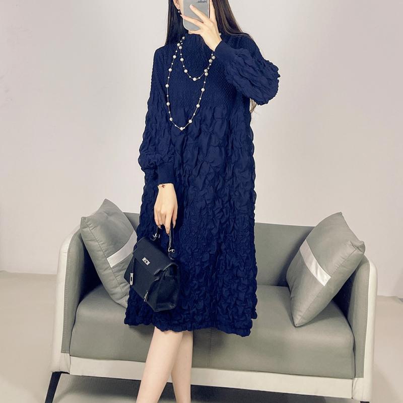 ワンピース レディース 秋 フェミニン 個性的 プリーツ ゆったり シルエット スリム ライン 立体 フラワー エンボス ハーフ ハイネック カジュアル