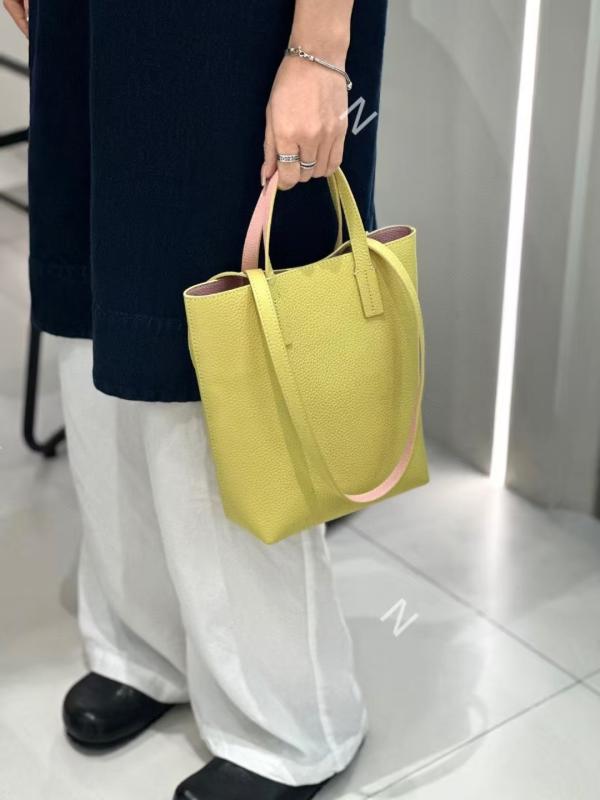 レディース トートバッグ シンプル 革 大容量 牛革 ショルダーバッグ ハンドバッグ 斜めがけ 鞄 普段使い 軽量 形状 多機能