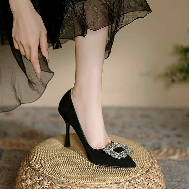 パンプス レディース フランス風 細ヒール スクエアバック 疲れにくい 幅広対応 ハイヒール 女性用 軽量 伸縮性 通勤用 普段使い ブラック ピンク系 アイボリー 接触冷感 吸湿速乾 高級感 4,333円