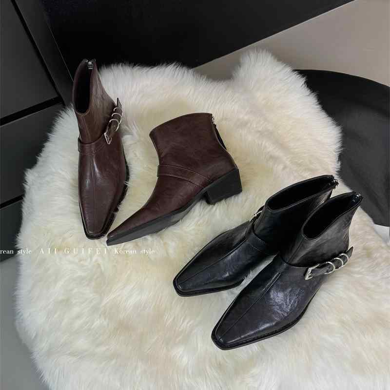 アンクルブーツ 女性用 秋冬 チャンキーヒール ポインテッドトゥ レトロ ベルトバックル 脚長効果 万能 ブラック コーディネートしやすい 軽量 伸縮性