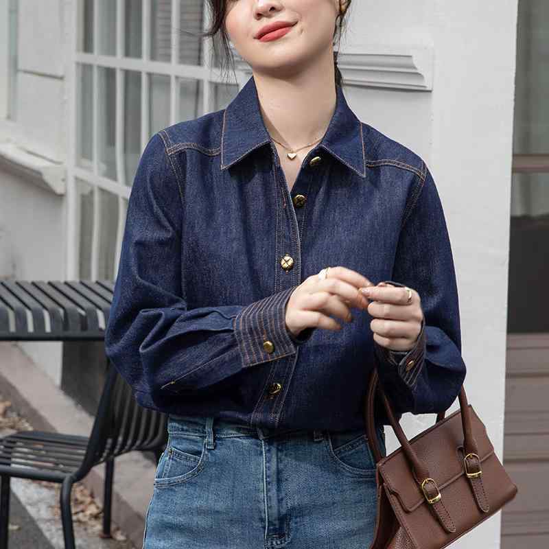 デニム シャツ ブラウス 長袖 青 レディース 実際に 青い デニムの シャツを 撮ります。 女性は 春秋に 重ねて 感が。