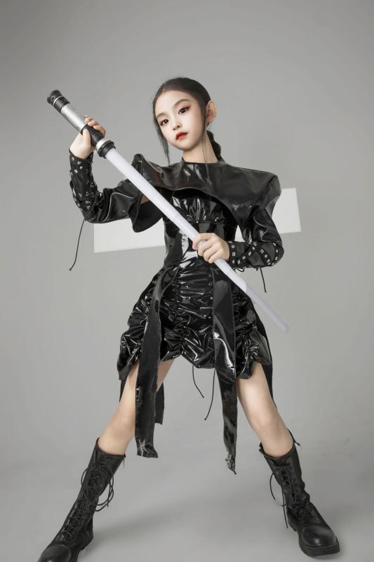 女の子 連体革スカート 黒 革素材 宇宙風 デザイン 科技風 スタイル 騎士テーマ クール トレンド キッズガールズ ファッション モデル風 ランウェイ 服 ハイファッション 子供服 ボディスーツ タイプ スタイリッシュ アクセサリー 風 未来的 要素
