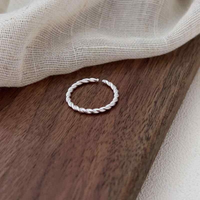 指輪 オープン ツイスト シンプル 純銀 クール 個性派 普段使い 銀アクセサリー ユニセックス 軽量 洗練デザイン