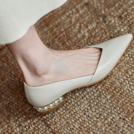 【取寄】パンプス レディース レザー フラットヒール ローヒール 2.5cmヒール ぺたんこ 春 秋 ポインテッドトゥ パール 装飾 大人可愛い 無地 ブラック ホワイト 通学 デート 女子会 パーティー