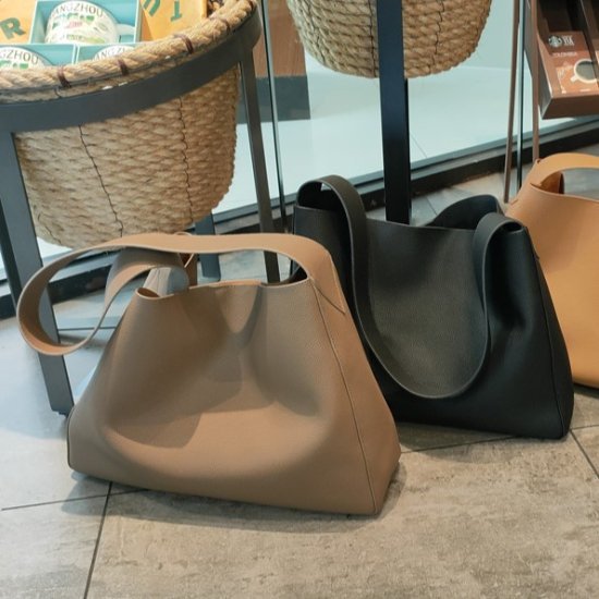 【取寄】バッグ ショルダーバッグ レザーバッグ ワンショルダー ワンハンドル リアルレザー 本革 黒 ブラック 大容量 斜め掛け スクエア きれいめ カジュアル ユニセックス 無地 おしゃれ オフィスコーデ