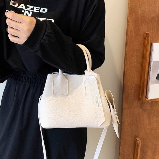 【取寄】ハンドバッグ レディース バッグ 鞄 かばん ショルダーバッグ 2WAY 肩掛けバッグ 斜め掛けバッグ コンパクト 小さめ ミニポーチ付き シンプル 無地 カジュアル お出かけ おしゃれ きれいめ