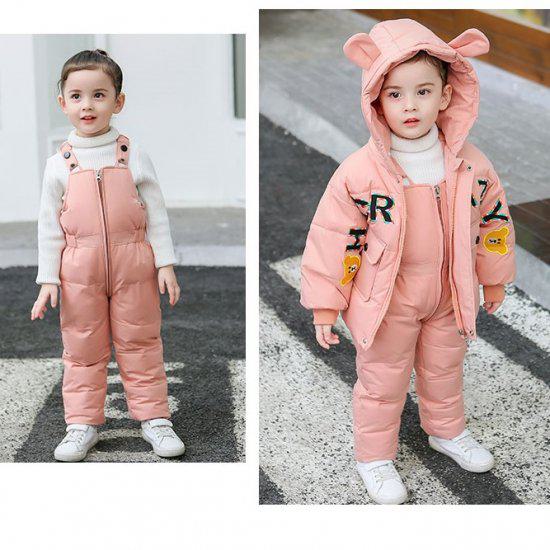 【取寄】ダウンジャケット キッズ 女の子 ダウンコート オーバーオール 2点セット アウター 子供服 男の子 男女兼用 フロントジッパー ミドル丈 ロゴ付き フード付き ファー付き 冬用 防寒 かわいい ブラック シルバー レッド ピンクベージュ パープル 幼児 90cm 100cm 110cm