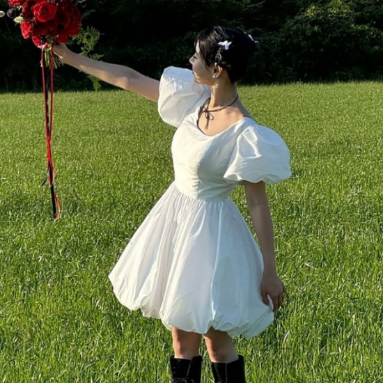 【取寄】ウエディングドレス レディース 結婚式ドレス パーティードレス ブライダル 花嫁 ミニ丈 背中開き パフスリーブ バルーンスカート ふんわり ハイウエスト 脚長 スタイルアップ きれいめ エレガント