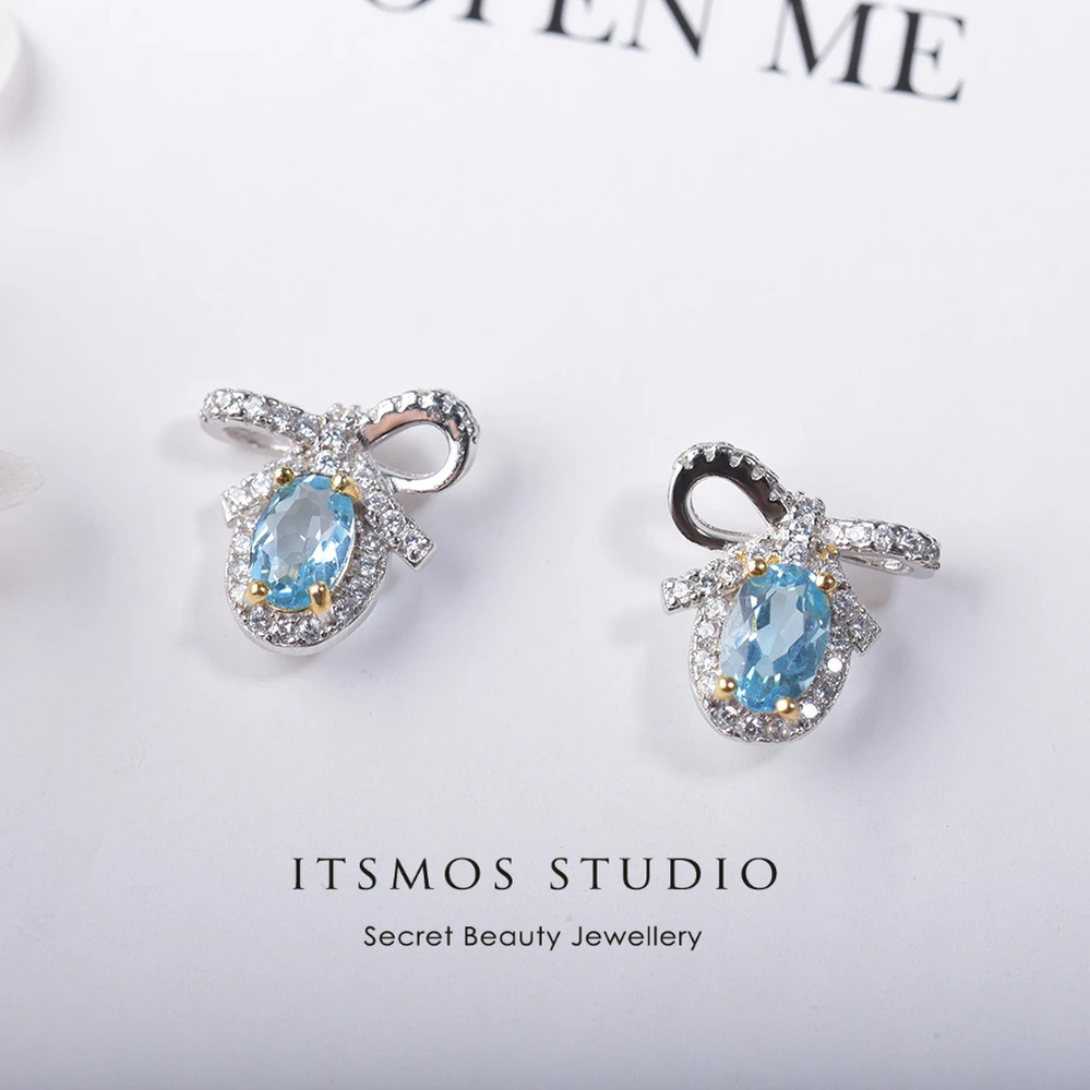【クーポン利用で11600円】 ピアス 青 ブルー シルバー リボン リング レディース ナチュラル 1.4ct 海洋 オーシャン トパーズ 結び目 スタッド ソリッド s95 スターリング 恋人 贅沢 ジュエリー ギフト｜FineJewelrys 9,576円