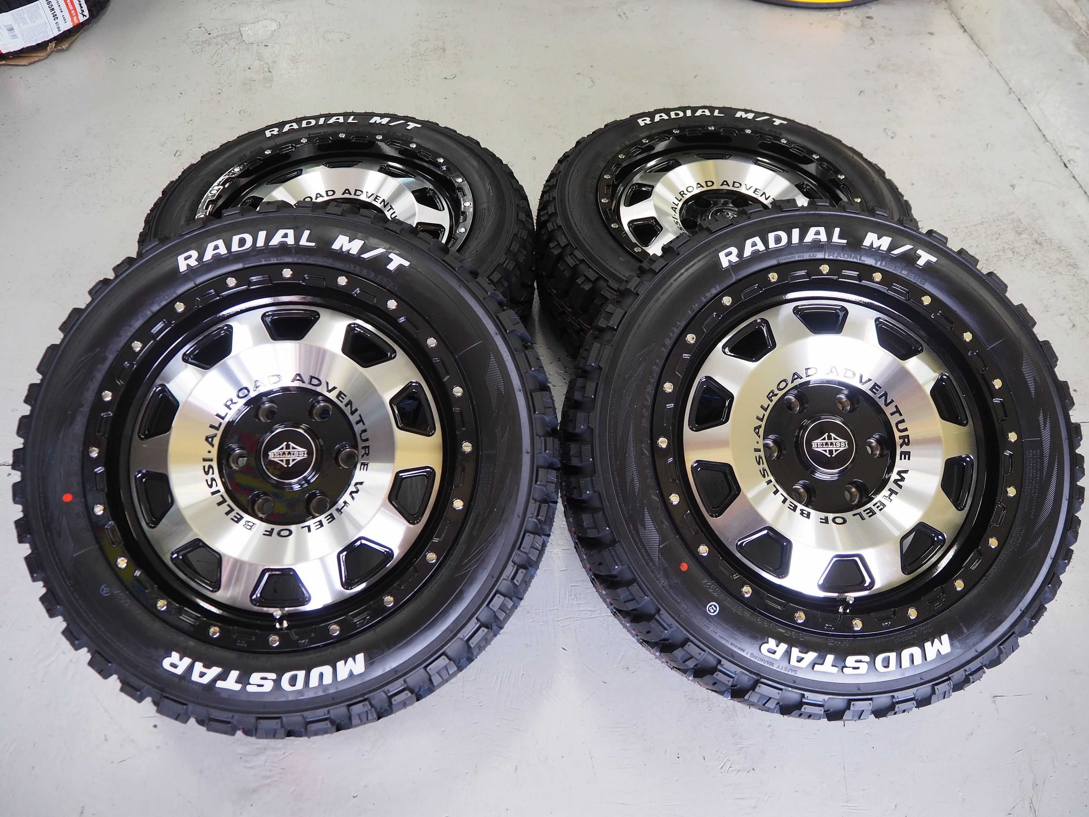 200系ハイエース ゴツゴツ系 BELLISSI D10SS 17inch 8.0J +20 6H139.7 マッドスターラジアルM/T 215/60R17 ホワイトレター タイヤ ＆ ホイール新品 4本