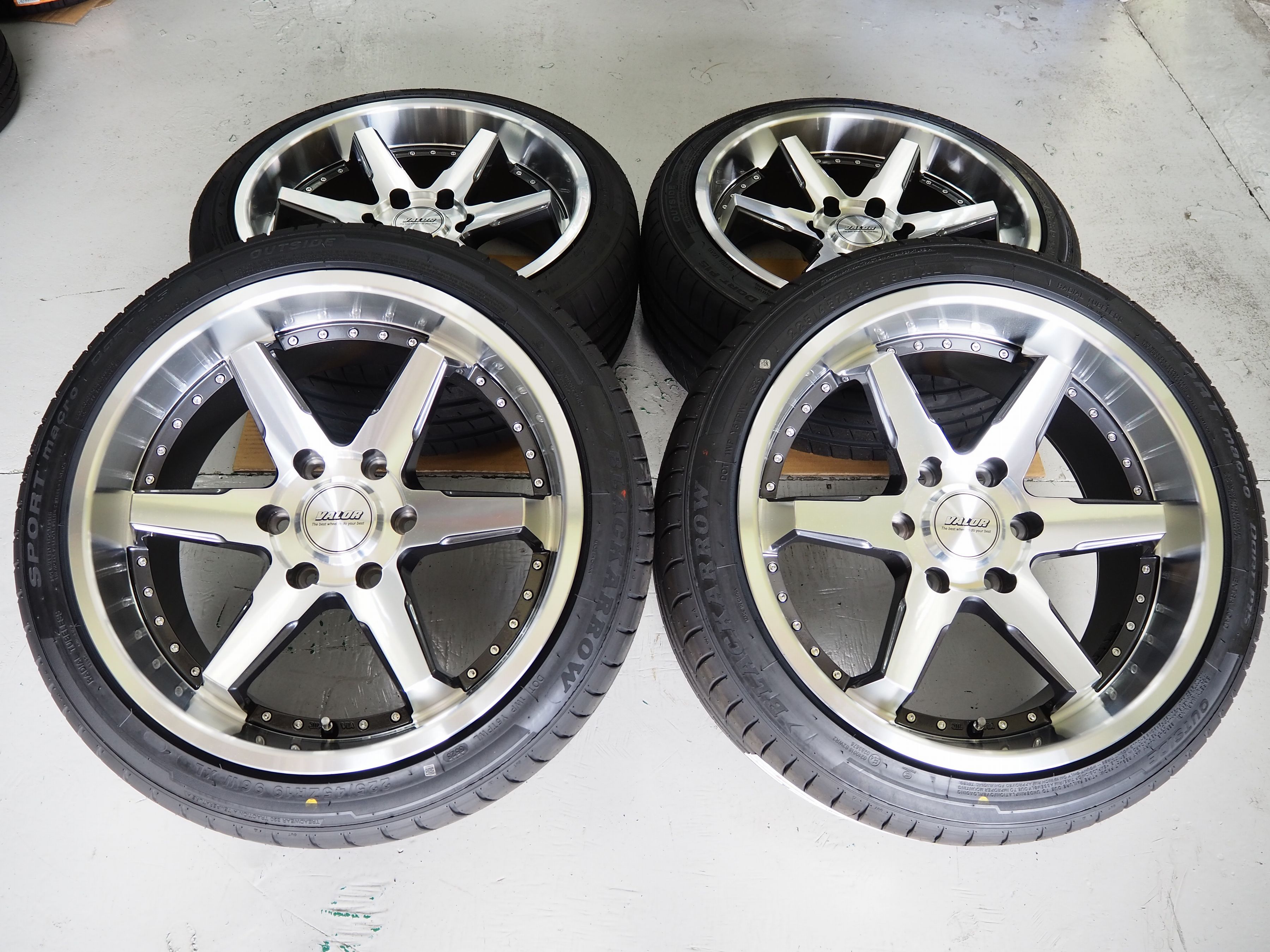 カスタムサイズ 要オーバーフェンダー200系 ハイエース・レジアスエースVALOR DCR（ヴァロー・ディーシーアール）19inch 9.0J +20 6H139.7深リム ディープコンケイブ新品タイヤホイール4本セット｜ファーストセレクト