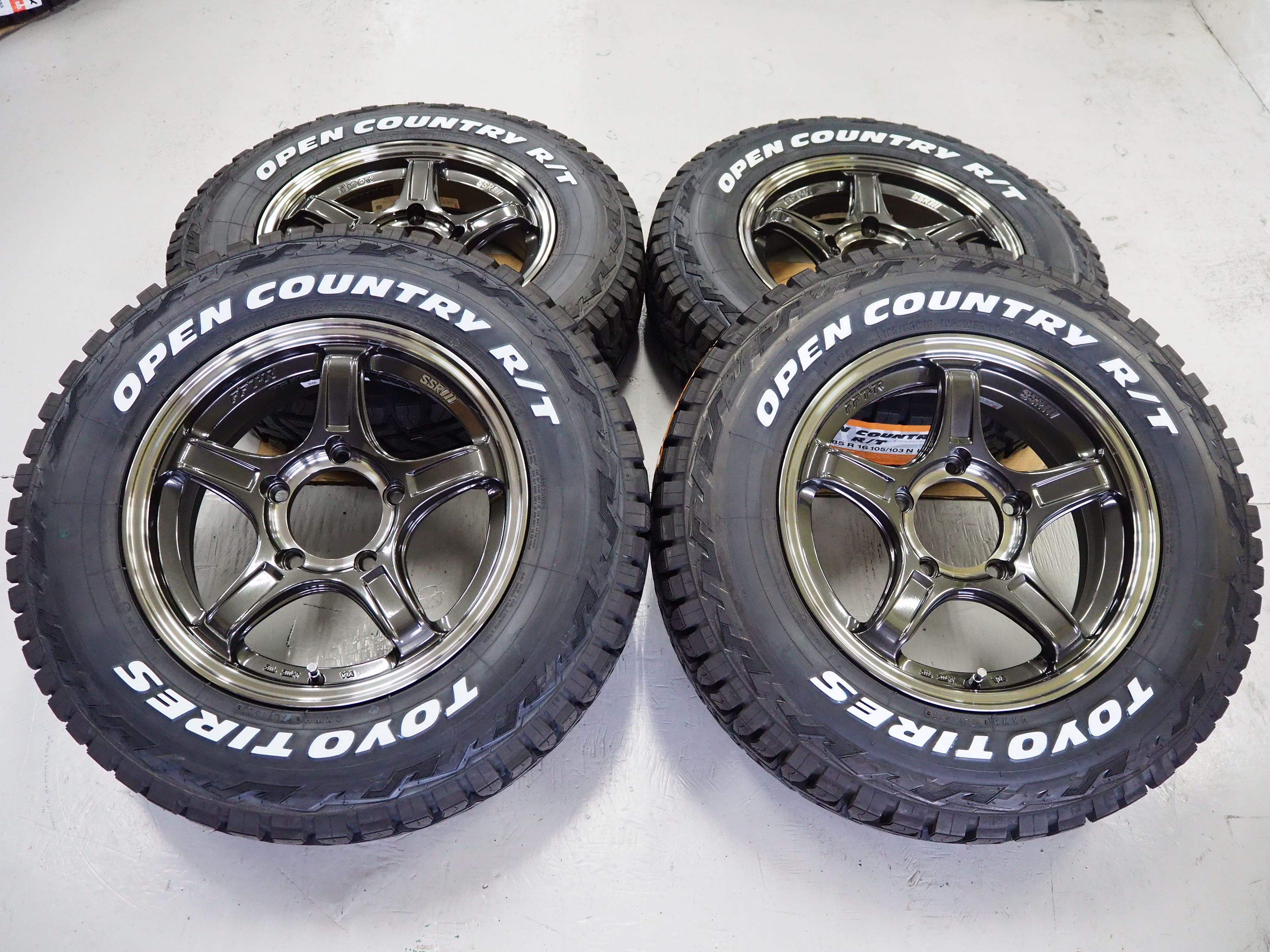 ジムニー専用 SUZUKI JIMNY スズキ ジムニー SSR DEVIDE X03J ディバイド エックスゼロスリージェイ 16inch 5.5J +22 5H139.7 オープンカントリー R/T 185/85R16 105/103N 新品 タイヤ ホイール ４本セット