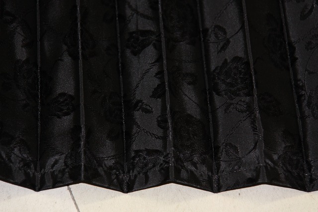 SEAL限定商品 トラックカーテン 仮眠カーテン プリーツ 日本製 表紫 裏黒 1級遮光品 巾240cmx丈90cm 2枚入り フック32ケ入り 車検対応国産防炎加工 トラック用カーテン トラック用品 トラックカーテン トラック用品 仮眠カーテン 厚手 大型中型兼用 プリーツ 黒 一級遮光 遮光率99.99% 巾240x丈90?(2枚入り)