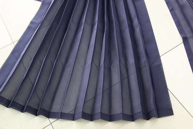 最新 トラックカーテン リアカーテン プリーツ薄目 黒 1級遮光 巾85ｘ丈70cm 2枚入り フック 12ケ入り ベット後ろ用 トラック用品 