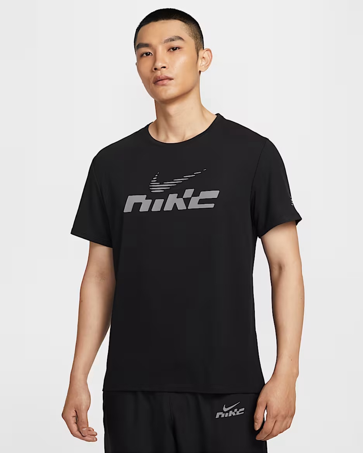 NIKENFTBブラック ショートスリーブシャツ 反射ストライプ付き NIKE】 ナイキ M TEE RUN ENERGY SP25 ショートスリーブ HJ3660