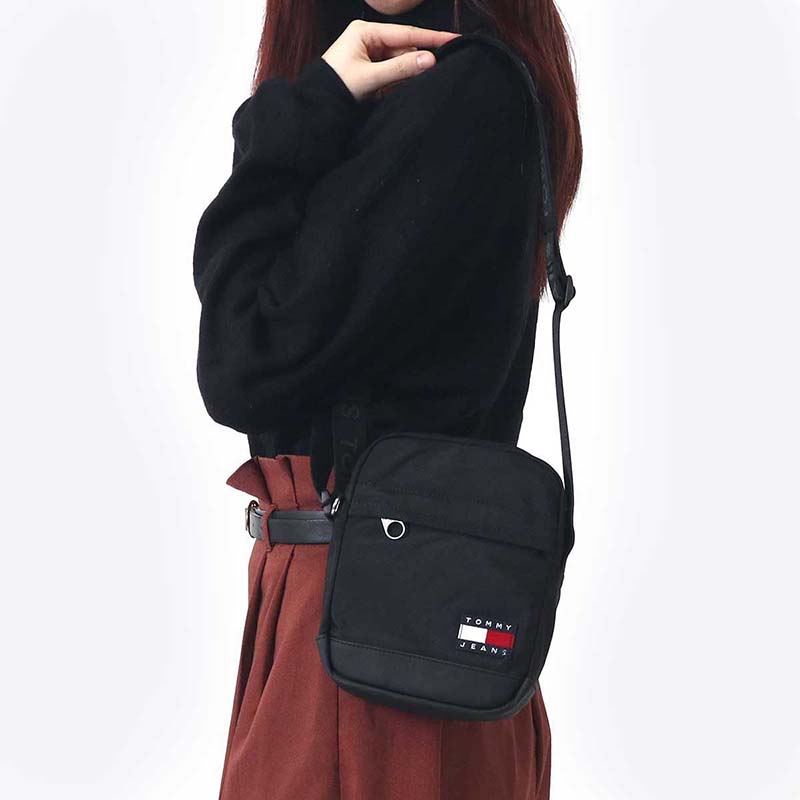 トミー ジーンズ TOMMY JEANS ショルダーバッグ メンズ レディース 斜め掛け 肩掛け ネイビー ブラック AM0AM13389 ブランド