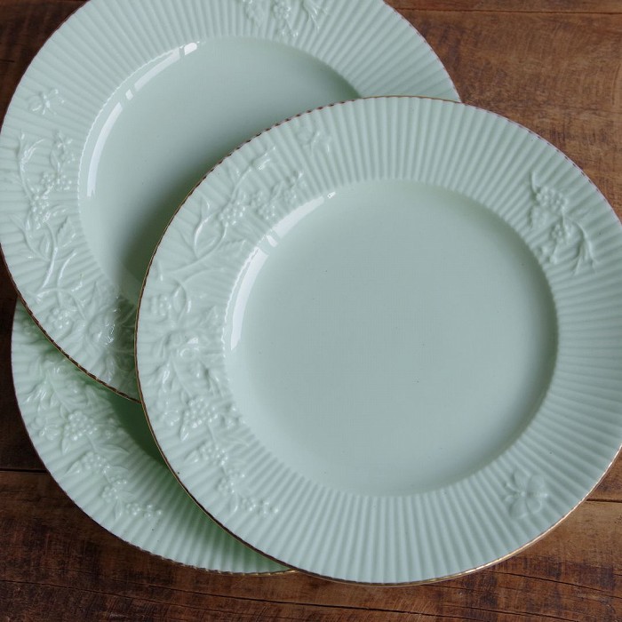 【SALE】3枚セット メーカー不明 イギリス アンティーク食器 グリーン 薔薇 花柄 蝶 レリーフ エンボス ケーキ皿 デザートプレート 18cm 1881年製 #241210 【海外直輸入中古品】｜フローマルクト