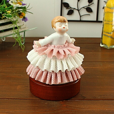 Soraリヤドロ　陶器人形　レースパラソル　小花　置物　美品　刻印有り スペインLLADRO(リヤドロ)社の陶器人形の置物『フィギュリン